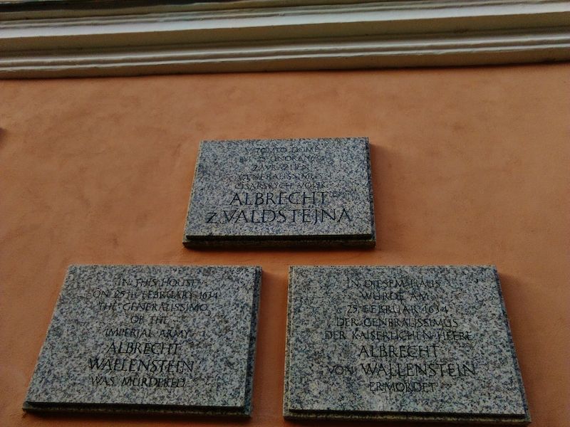 V Pachelbelově domě byl dne 25.února 1634 vévoda Albrecht z Valdštejna zavražděn. Od roku 1873 zde sídlí městské muzeum, vč. Valdštejnské expozice