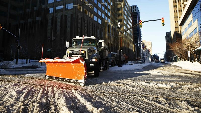 Těžká technika v boji proti přívalům sněhu v New Jersey
