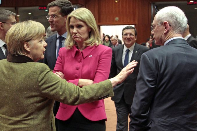 Německá kancléřka Angela Merkelová gestikuluje směrem k šéfovi Evropské rady Hermanu Van Rompuyovi. Hovoří s nimi i dánská premiérka Helle Thorningová-Schmidtová.
