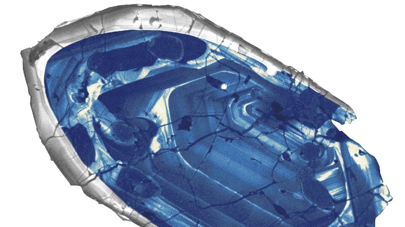 Zirkon nalezený v australských Jack Hills je 4,4 miliardy let starý a měří 0,2krát 0,4 milimetru.