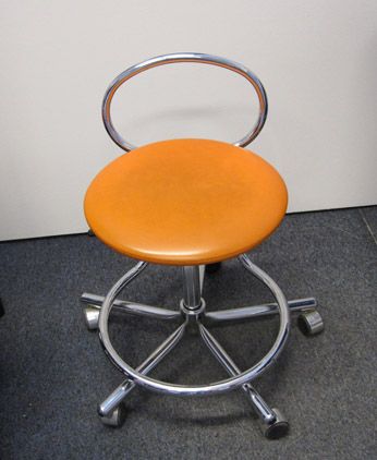 Pracovní pojízdná židle s adaptabilní výškou sedáku představuje českou variantu kovového nábytku své doby. Vznikla okolo roku 1980 a patřila do domácnosti, kanceláře i do dílny.