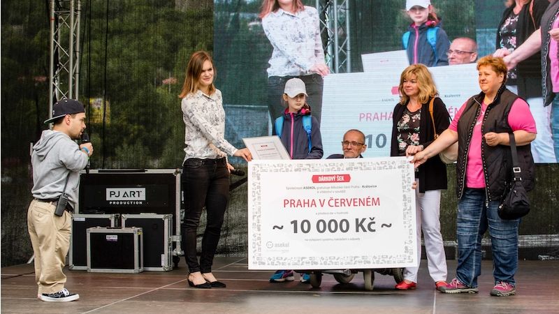 Zástupci Městské části Praha - Královice si odnesli finanční odměnu za nejlepší sběr elektroodpadu.