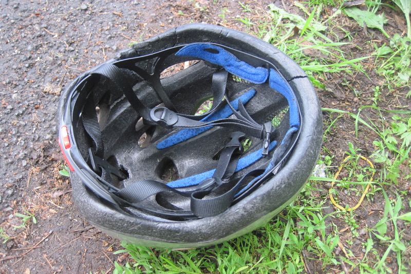 Helma zraněného cyklisty