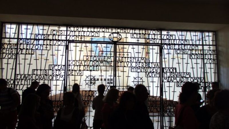 Vstup do kostela sv. Hedviky v Opavě je ozdoben kovanou mříží s latinskými texty modliteb za zemřelé, na něž se mělo v kostele vzpomínat.