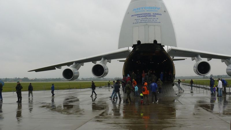 V rámci 8. ročníku Dnů NATO se v Mošnově představil i třetí největší letadlo na světě, An-124 Ruslan.