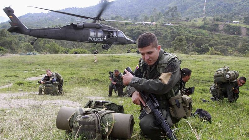 Kolumbijští policisté při potyčce s FARC. Ilustrační foto