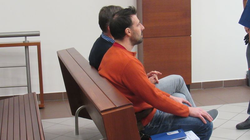 Obžalovaný rumunský dělník Marius Ailieseie (v oranžovém svetru). Na laně, kterým bylo svázané tělo zavražděné ženy, se našla jeho DNA.