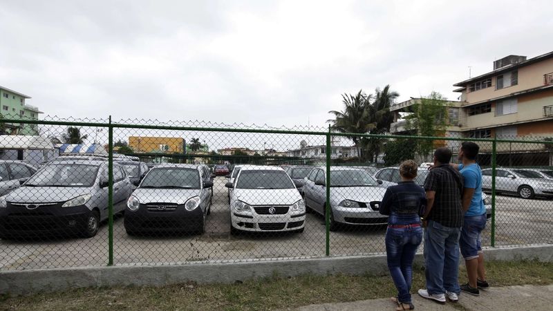 Lidé si v Havaně prohlížejí vozy, které je nyní možné volně zakoupit.