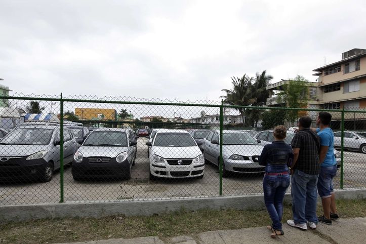 Lidé si v Havaně prohlížejí vozy, které je nyní možné volně zakoupit.