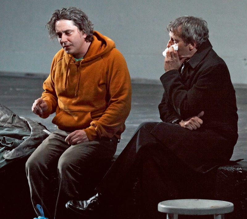V inscenaci Pomocník Walser se na scéně avantgardního Studia Hrdinů sešel s kolegou z Národního Davidem Prachařem.