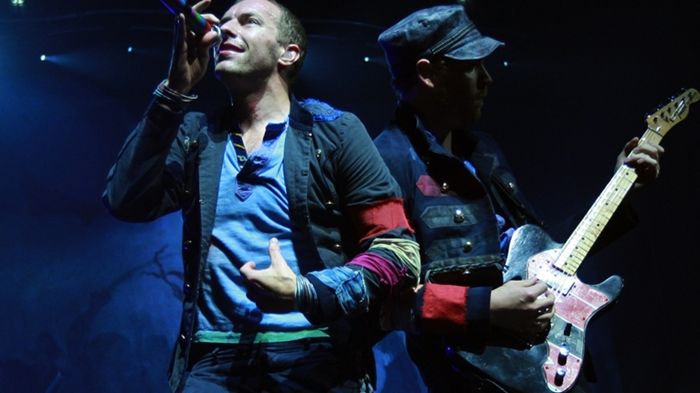 Čeští fandové Coldplay se konečně dočkali v pondělí v pražské O2 Aréně.