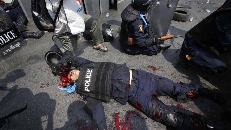 Zraněný thajský policista na ulici v Bangkoku 