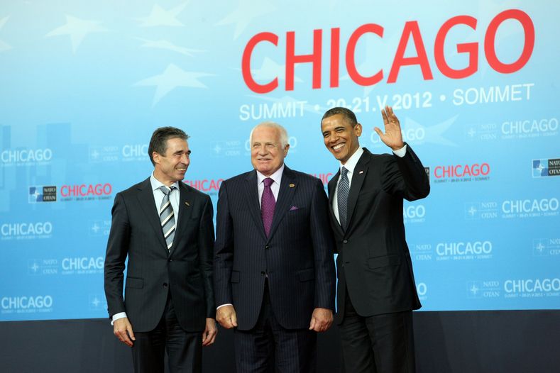 Uvítání na sumitu v Chicagu: Generální tajemník NATO Anders Fogh Rasmussen, prezident Václav Klaus, americký prezident Barack Obama.