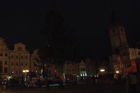 Vánoční strom dorazil na Staroměstské náměstí