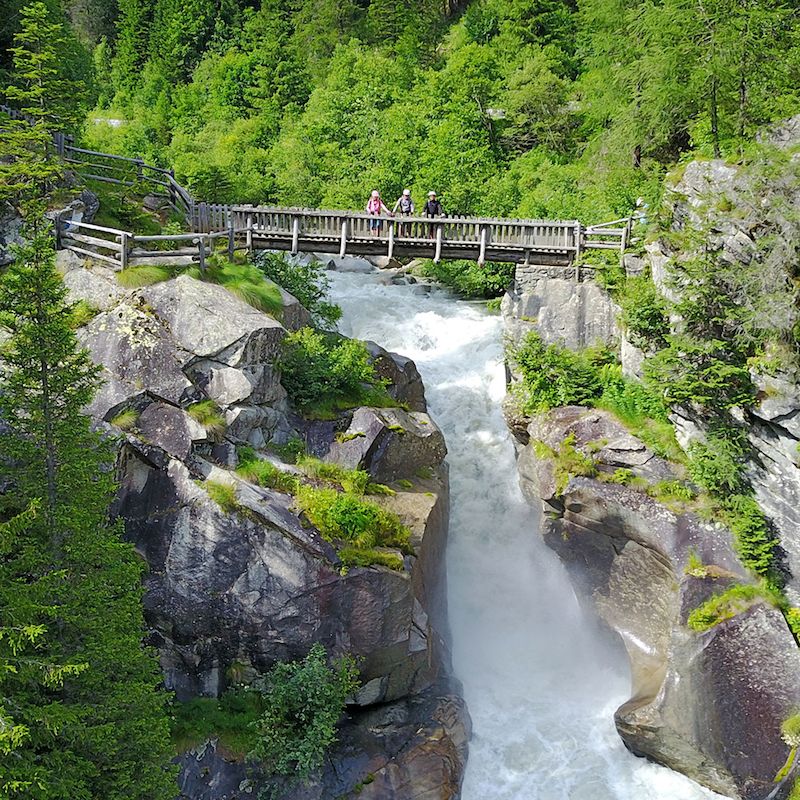 Oblast podél řeky Sarky se nazývá údolí vodopádů.