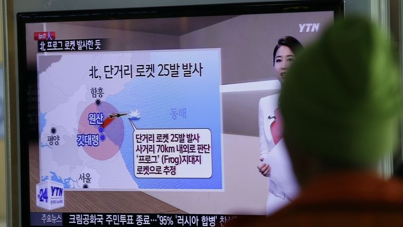 Obyvatel Soulu sleduje televizní zpravodajství o vypálení 25 severokorejských raket 