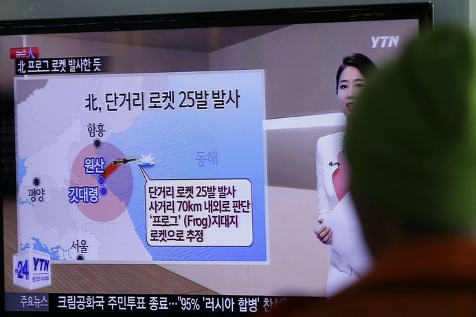 Obyvatel Soulu sleduje televizní zpravodajství o vypálení 25 severokorejských raket 