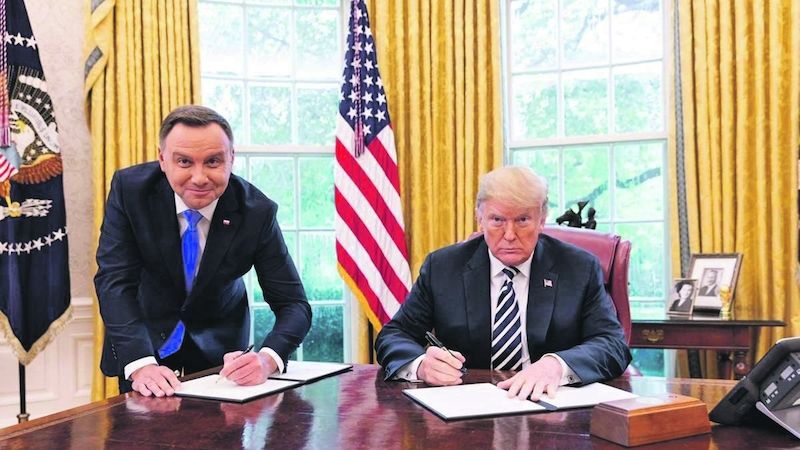 Polský prezident Duda a prezident USA Donald Trump v Oválné pracovně