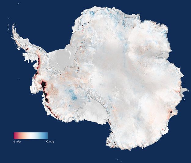 Úbytek ledu v Antarktidě, červené jsou nejvíce postižené táním, modré značí místa, kde led přirůstal.  