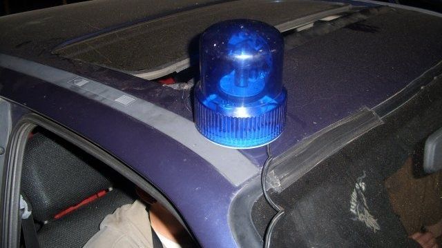 Opilý řidič na sebe ve Velkých Karlovicích upozornil blikajícím modrým majákem na střeše auta.