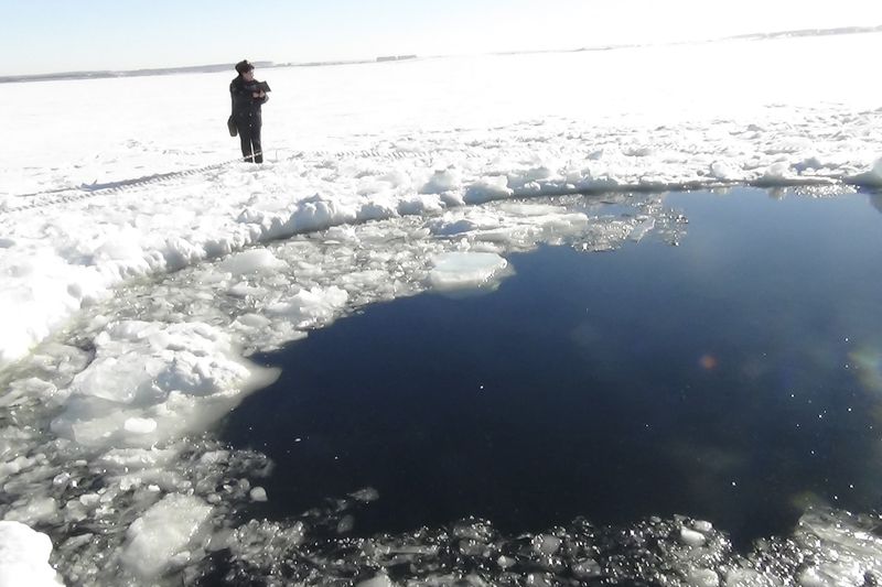 Otvor v ledu v zamrzlém jezeře Čerbakul po dopadu jednoho z meteorických úlomků