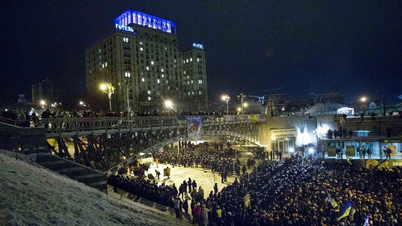 Ukrajinští policisté obklíčili demonstranty na náměstí Nezávislosti 