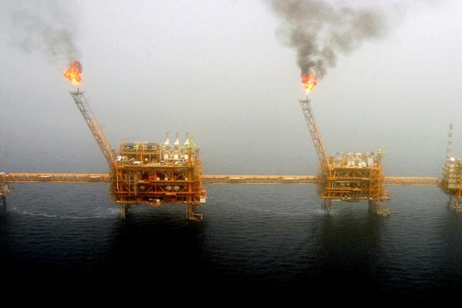 Íránská ropná pole v Perském zálivu. I kvůli plánovanému omezení dovozu íránské ropy do USA by cena suroviny mohla vzrůst.