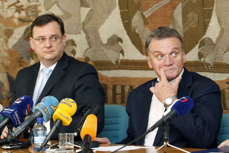 Zasedání pražského krizového štábu se zúčastnil i premiér Petr Nečas. Vpravo primátor Bohuslav Svoboda