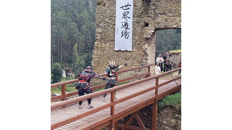 Jednou z akcí na hradě Pořešín bylo i odpoledne ve stylu japonského středověku, kde nechyběly souboje samurajů. 