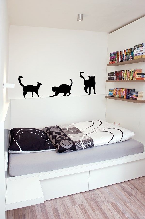 Kompaktní kout na spaní je zhotoven tak, aby v něm nevznikly žádné škvíry, které by mohly být nebezpečné pro kočky. Postel je vybavena výsuvnými prostory. 