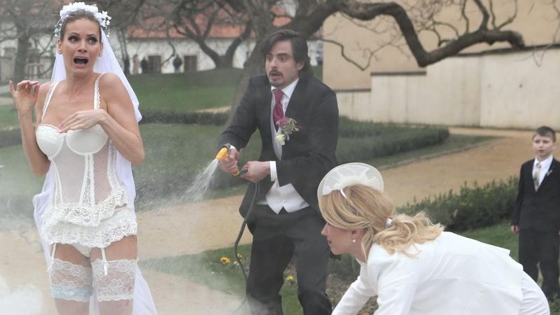 Svatební salon Petry Hřebíčkové (vpravo) zvládne každou situaci. I hořící vlečku nevěsty Andrey Verešové, kterou nechtěně podpálí ženich Ernesto Čekan.  