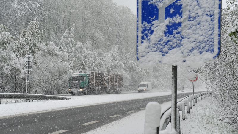 Silnice pokryté sněhem na rychlostní komunikaci u Liberce