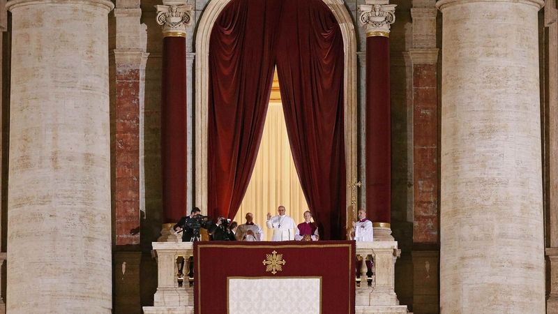 Nově zvolený papež Jorge Mario Bergoglio pozdravil tisíce věřících z balkónu baziliky svatého Petra.