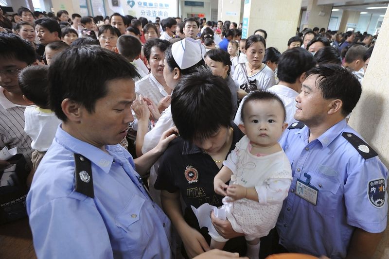 Čínské nemocnice zasáhl nápor rodičů s dětmi, kteří požadují vyšetření kvůli podezřením na požívání meleminem kontaminovaného mléka. Situaci mnohde pomáhá uklidňovat i policie.