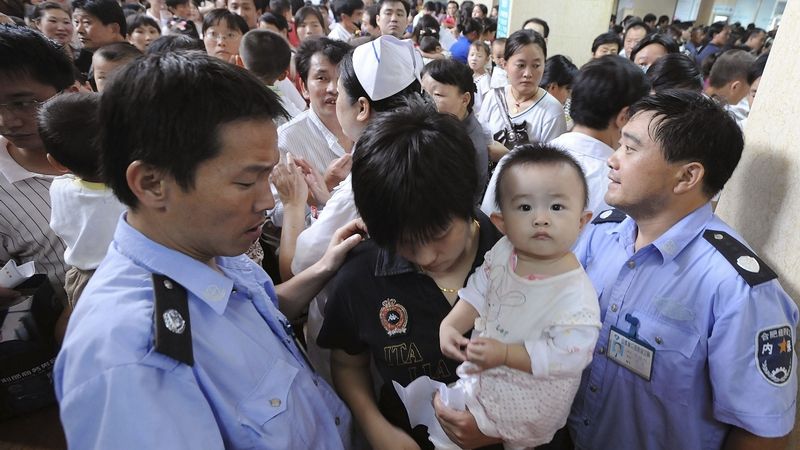Čínské nemocnice zasáhl nápor rodičů s dětmi, kteří požadují vyšetření kvůli podezřením na požívání melaminem kontaminovaného mléka.