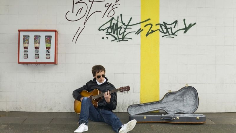 Pouličního muzikanta rozohnila kritika jeho hraní na kytaru od bezdomovce natolik, že jej praštil nástrojem do hlavy. Ilustrační foto