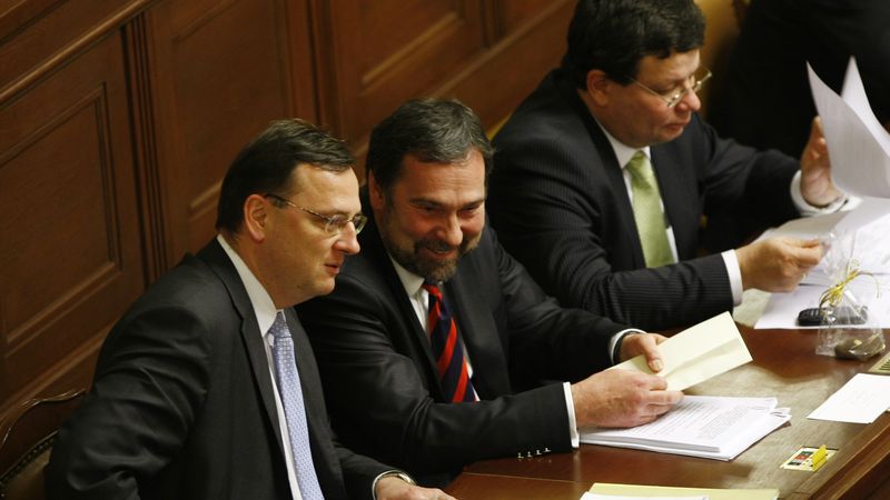 Premiér Petr Nečas (ODS) při rozhovoru s ministrem vnitra Radkem Johnem (VV)