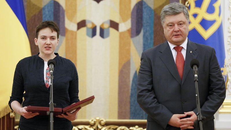 Nadija Savčenková s ukrajinským prezidentem Petrem Porošenkem