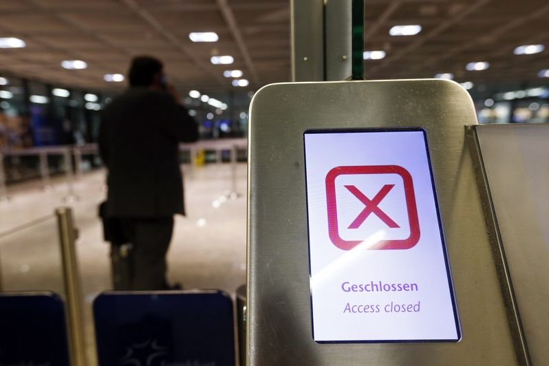 Uzavřená bezpečnostní brána na frankfurtském letišti 