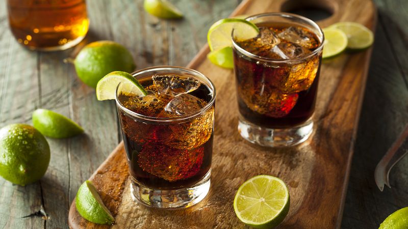 Pravý kubánský rum s čerstvou limetkou, colou a ledem. Cuba libre nesmí chybět v žádném havanském baru.