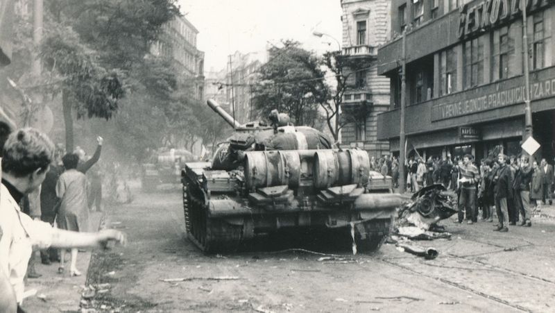 Tank okupačních vojsk na snímku z roku 1968