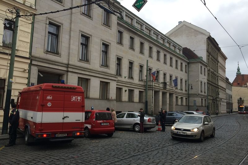 Na ministerstvo financí v pražské Letenské ulici dorazili kvůli podezřelé zásilce policisté a dvě jednotky pražských hasičů.