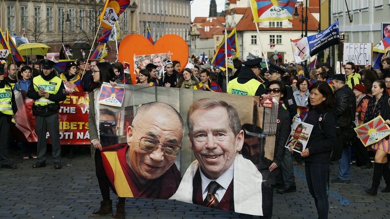 Demonstrace na podporu Tibetu u Hradčanského náměstí