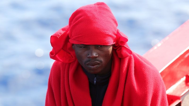 Migrant, který byl zachráněn ve Středozemním moři nedaleko libyjských vod.