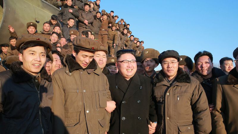 Vůdce Kim Čong-un mezi severokorejskými vojáky