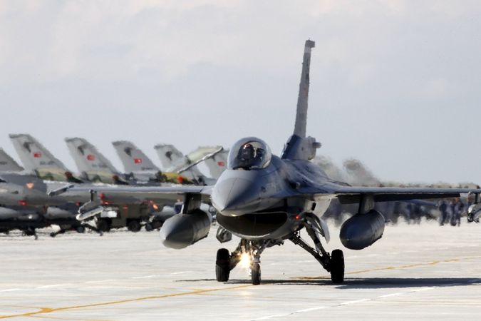 Turecká stíhačka F-16 pojíždí na základně 