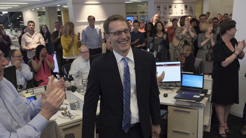 Radost v redakci deníku Washington Post. Uprostřed David Fahrenthold, jeden z oceněných v rámci Pulitzerových cen