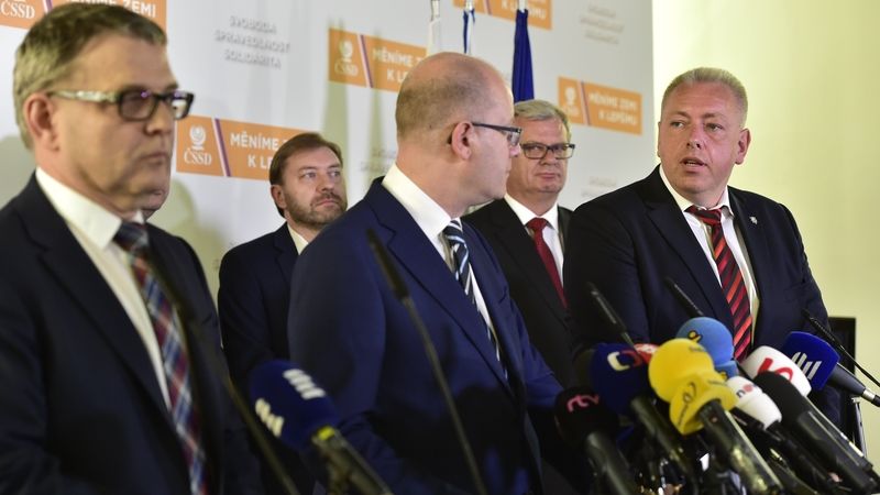 Lubomír Zaorálek, Bohuslav Sobotka a Milan Chovanec na tiskové konferenci, kde Sobotka oznámil odchod z čela ČSSD