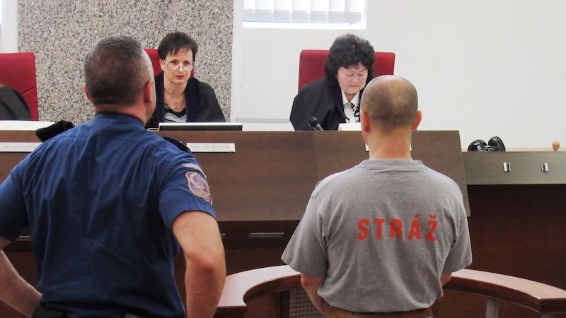 Obžalovaného Roberta Šulce přivezla eskorta z věznice ve Stráži pod Ralskem.