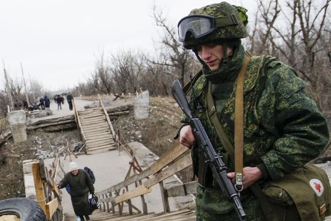 Příslušník separatistických jednotek na přechodu mezi územím ovládaným ukrajinskou vládou a oblastí pod kontrolou rebelů v Luhansku.